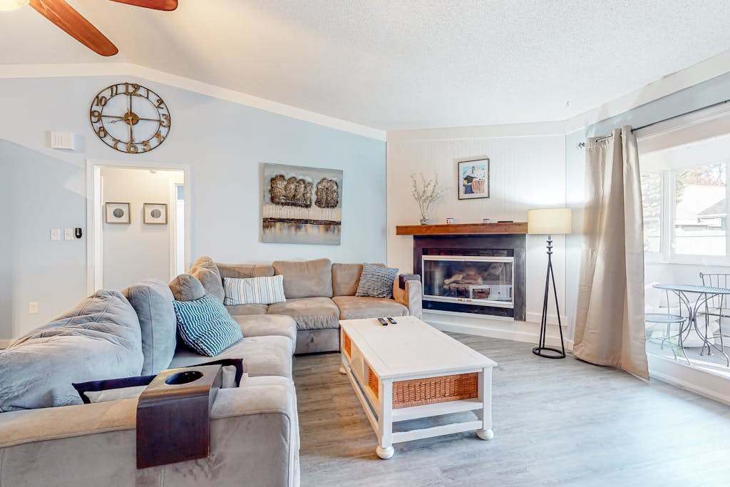 Dog-friendly home 5 blocks from the beach with patio, fireplace & prime location