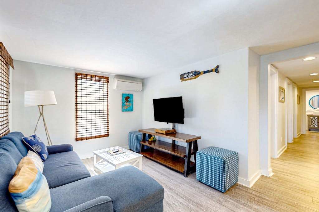 Charming apartment with water-view, patio, & full kitchen