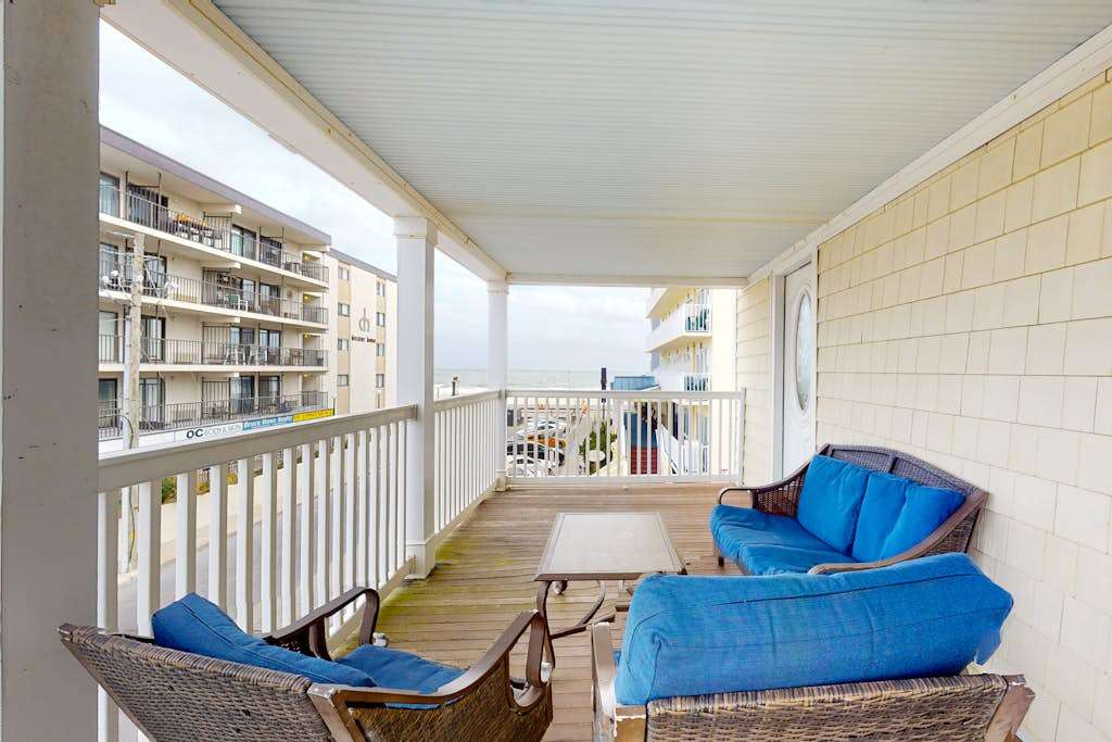 Fantastic home with water-view, patio, & full kitchen