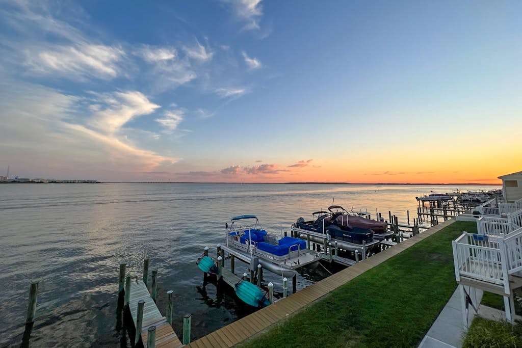 Waterfront stay with dock and pool access, washer & dryer, beach gear, & AC