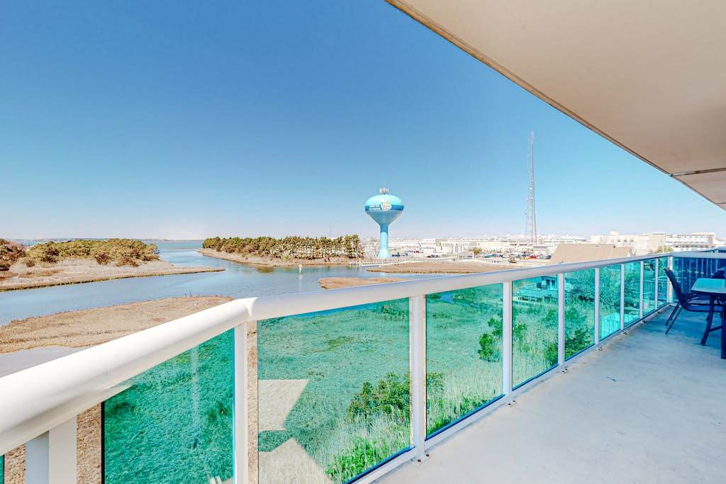 Beautiful bayfront condo with pool, near the beach, full kitchen, & balcony