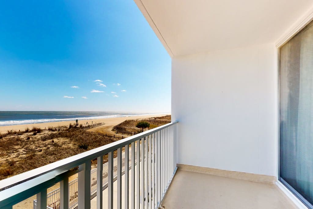 Oceanfront, 2nd-floor condo with gorgeous view, balcony, pool & great location