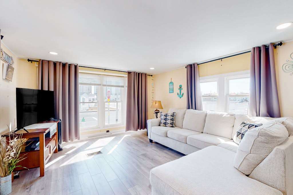 Comfortable home near beach with screened porch, pool, tennis, & mini-golf