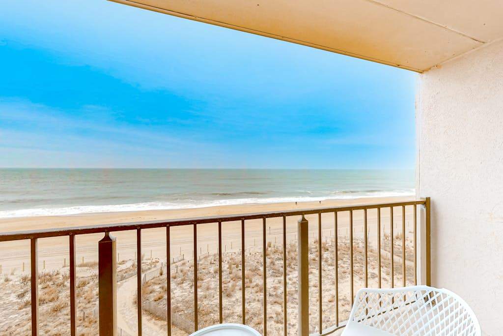 Breezy beachfront condo with balcony, washer & dryer, hot tub, & full kitchen