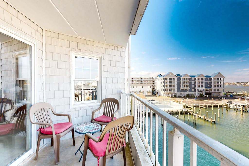 Lovely condo with water view, pool, balcony, fast WiFi, & washer & dryer