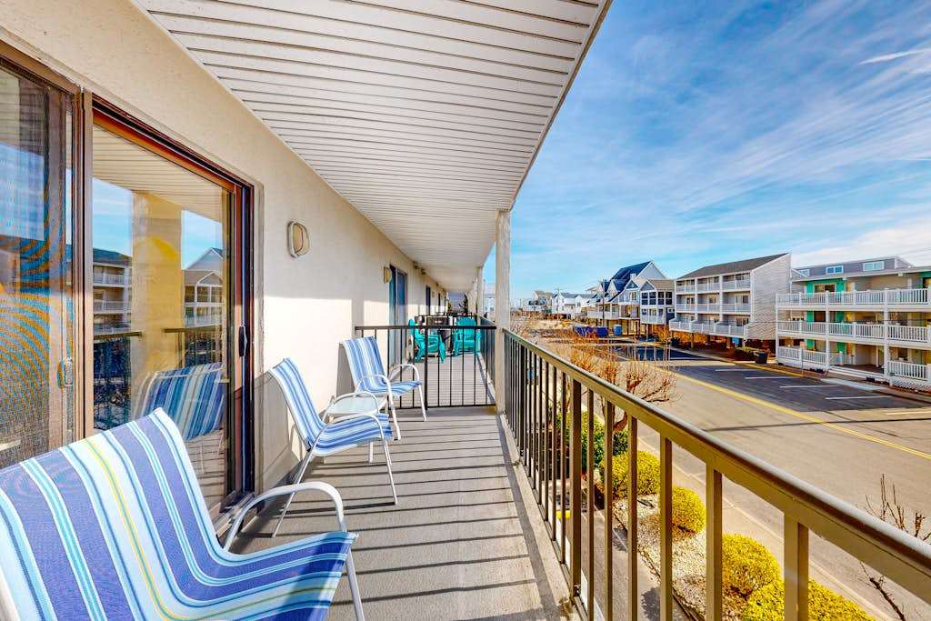 Serene condo with large balcony & ocean views, pool, washer & dryer & AC - walk to beach