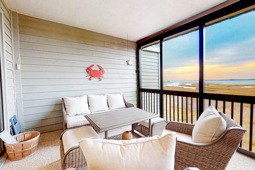 Coastal condo with breathtaking views, balcony, fireplace, & washer & dryer - pool access