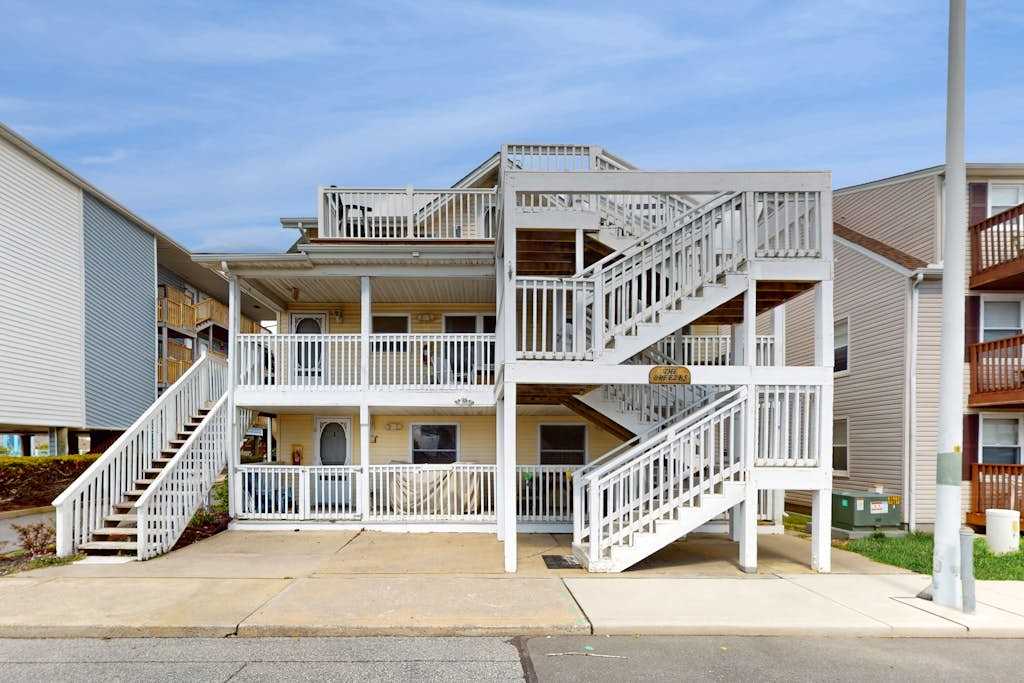 Coastal condo with a scenic balcony, central location, washer & dryer, games, & AC