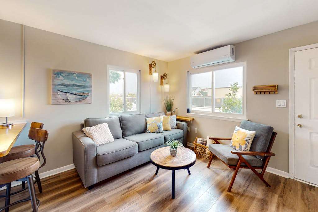Dog-friendly condo near beach with updated interior & private washer & dryer