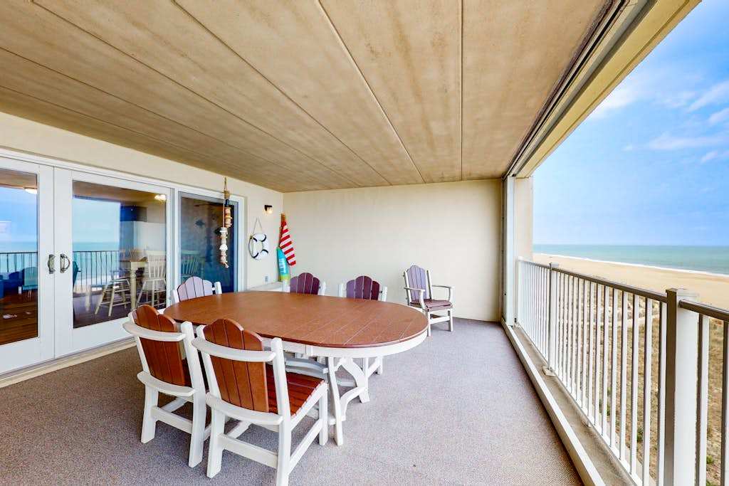 Oceanfront condo with balcony, pool, washer & dryer, & full kitchen - golf nearby