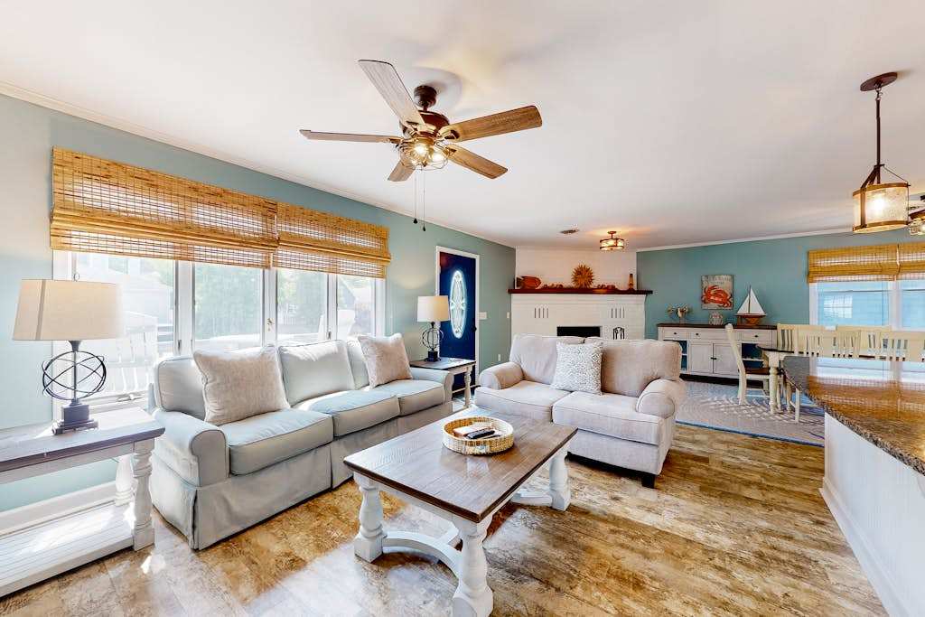 Inviting home near beaches with fast WiFi, AC, full kitchen & washer & dryer - dog-friendly