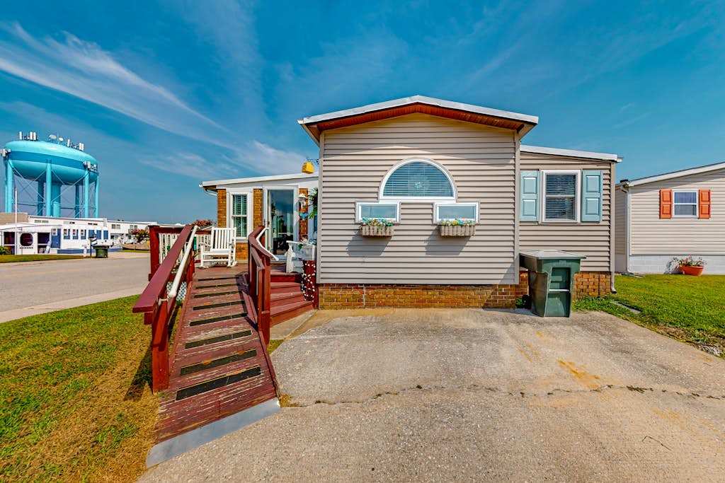 Dog-friendly home near beach with 2 pools, tennis, amazing views, outdoor shower
