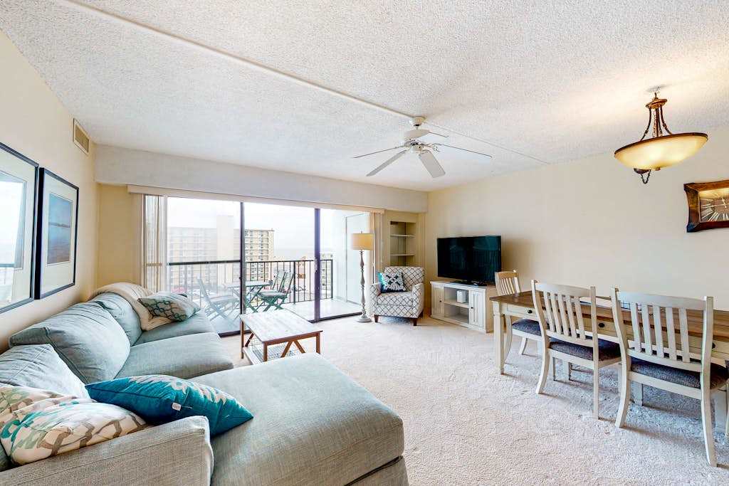 7th-floor condo with sunset & ocean views, pool, balcony, outdoor shower, washer & dryer