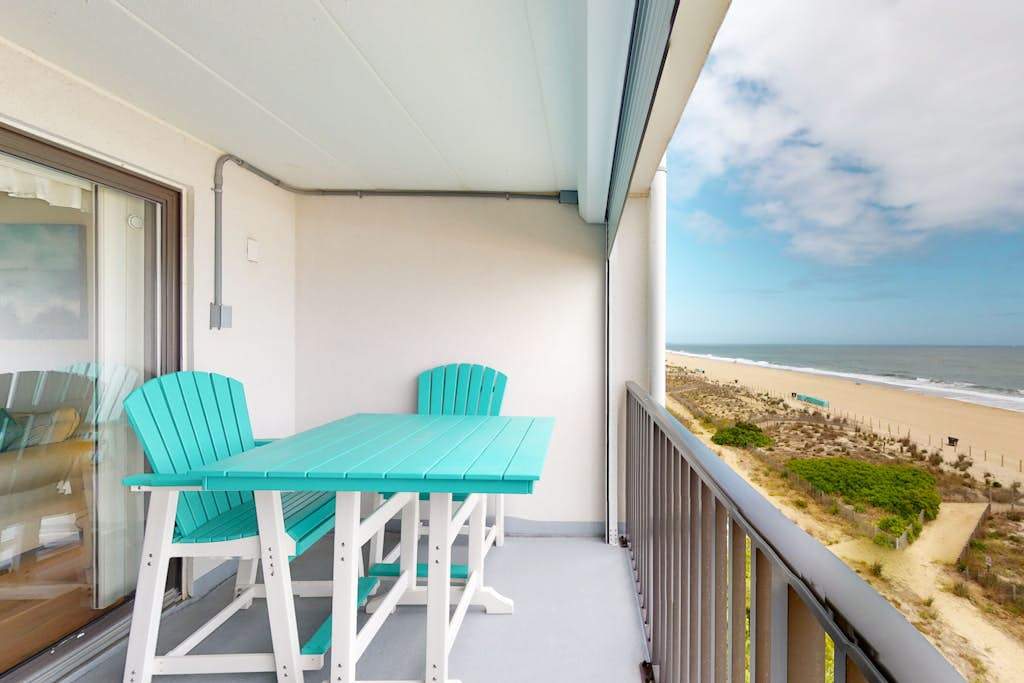 Waterfront condo with effortless beach access, private balcony, games, washer & dryer, & AC