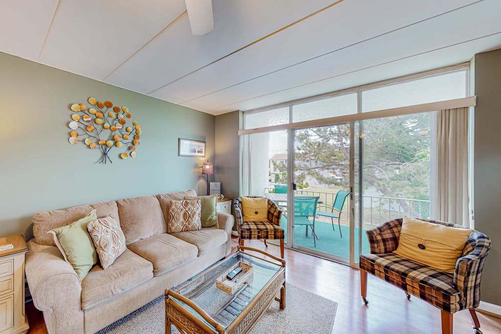 Perfect Midtown condo with on-site pool, private balcony, & washer & dryer