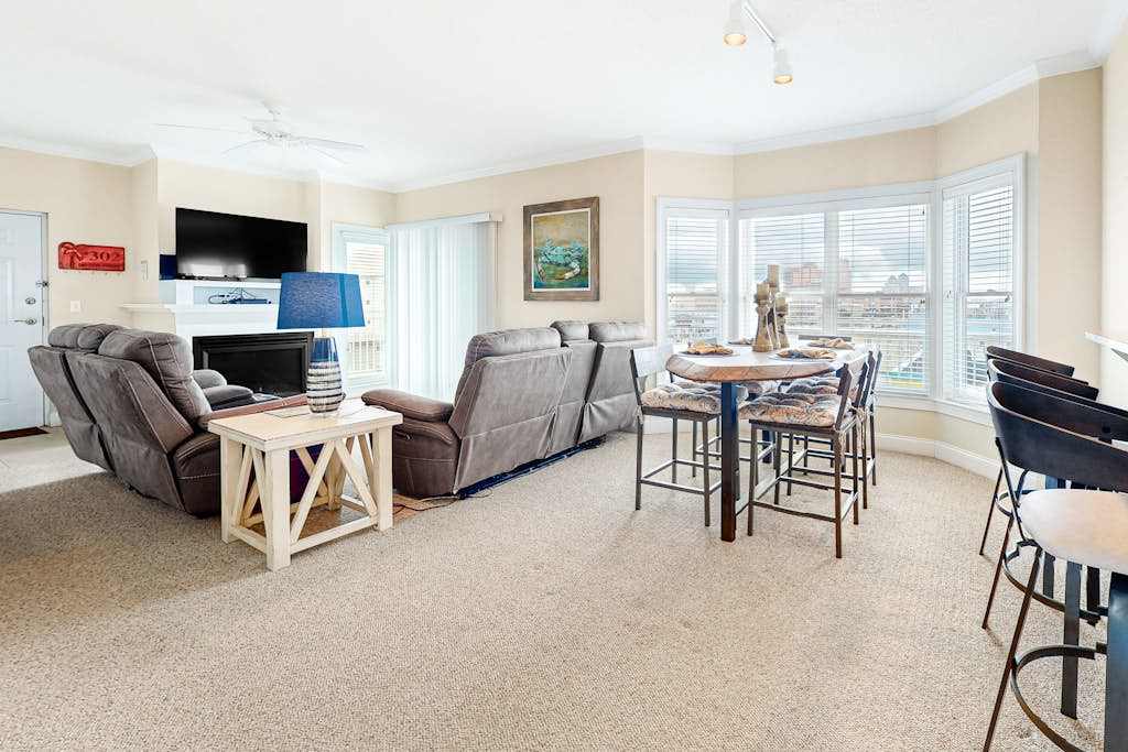 3rd-floor condo 1 block from ocean with pool, balcony, outdoor shower, washer & dryer, AC