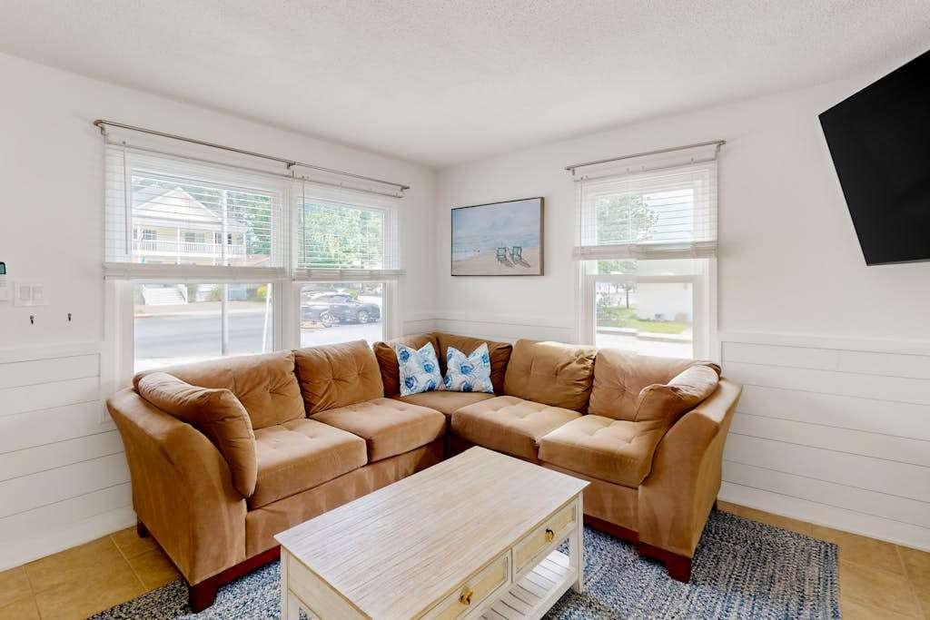 Quiet townhome 3 blocks from beach with balcony, AC, & washer & dryer - near bars & dining