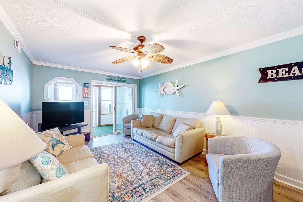Bay view condo just two blocks from the beach with open layout, deck, & AC