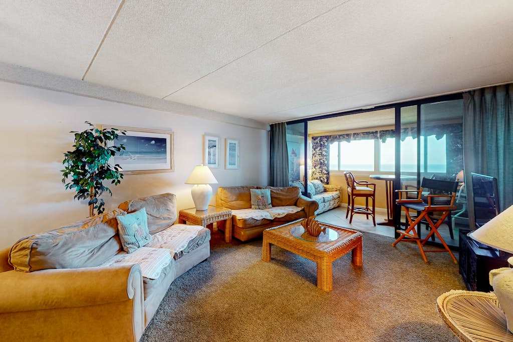 15th-floor beachfront condo with on-site pool, washer & dryer, & AC