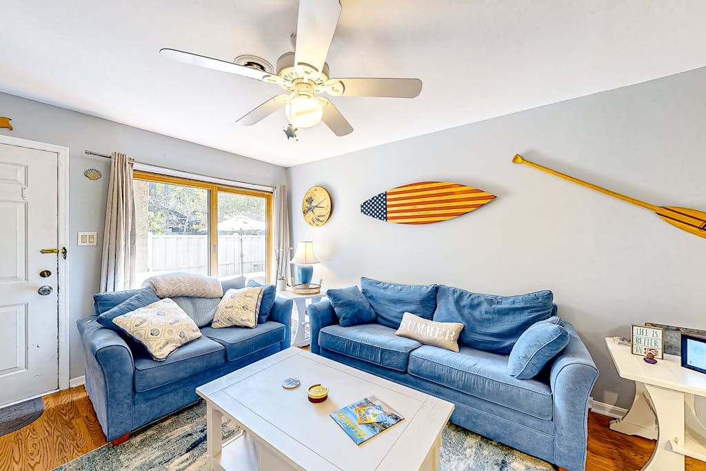 Ground-floor condo with pool & fenced patio - 4 blocks to the beach