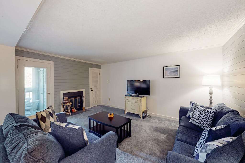 Coastal condo with shared pool, balcony, open layout, internet, washer & dryer, & AC