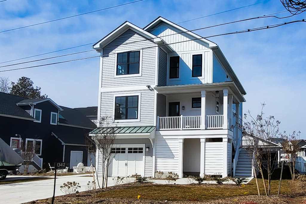 Brand-new, dog-friendly home with chef's kitchen, EV charger, decks, & firepit