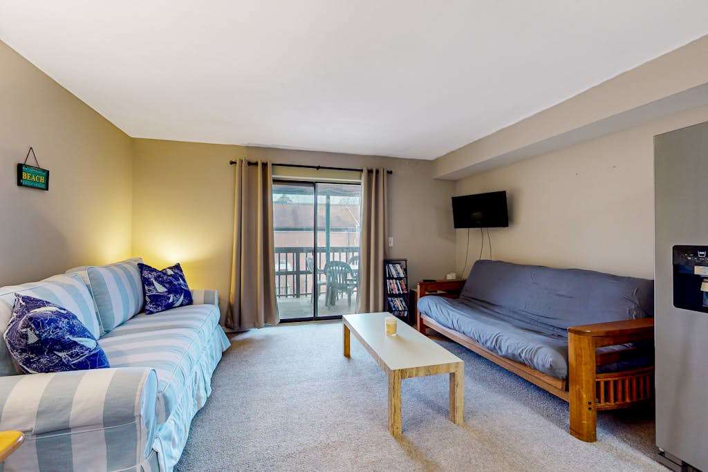Updated condo with seasonal pool, 2 blocks to the beach & Northside Park
