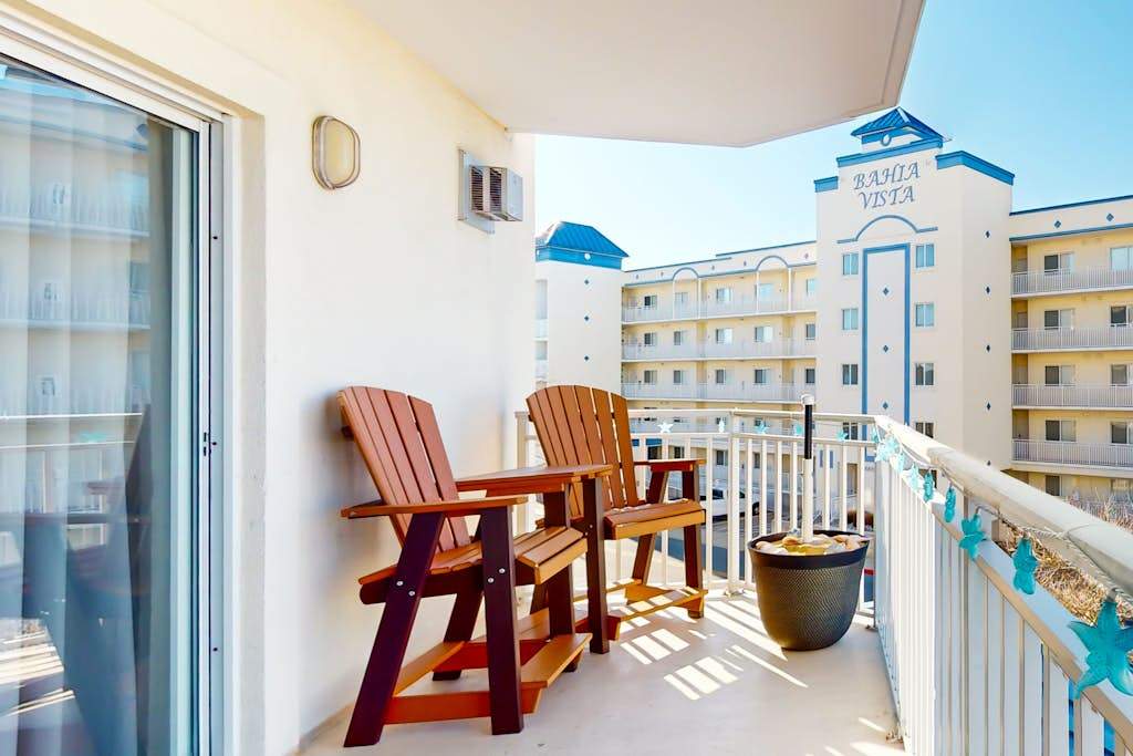 Beautiful bayside condo with pool, balcony, jetted tub, fireplace, & central AC