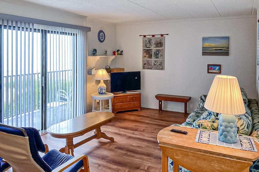 Beachfront Coastal Retreat washer & dryerirect Beach Views, Balcony, WiFi & AC