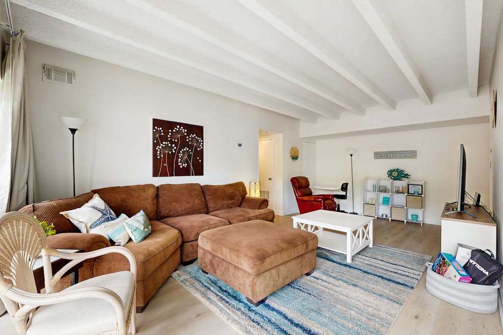 1st-floor condo near the ocean & beaches with seasonal pool, tennis, patio, AC