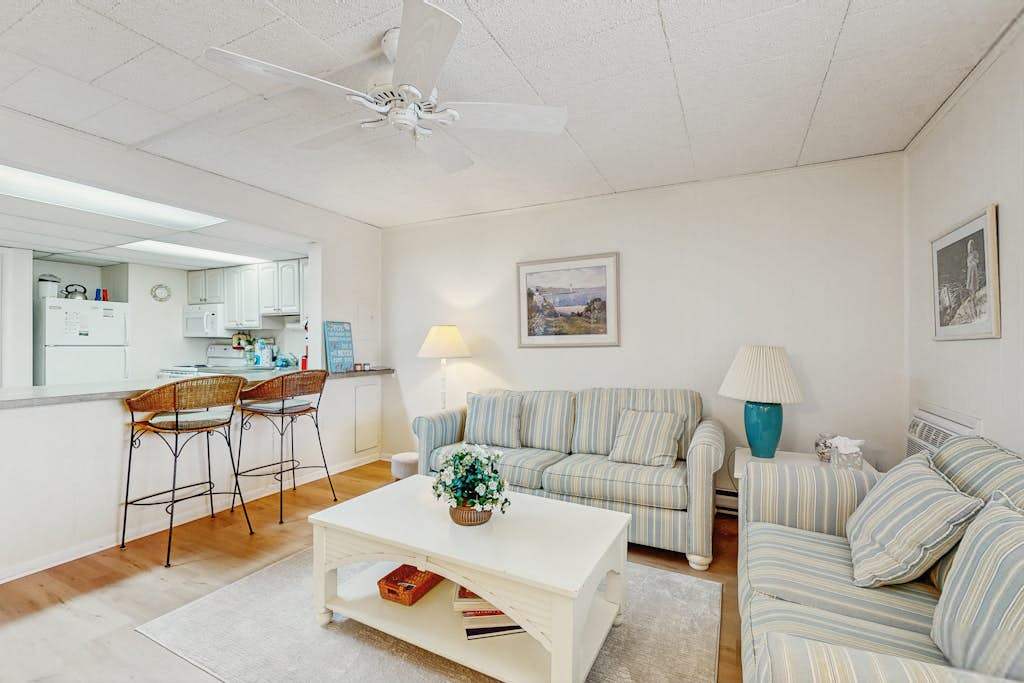 Fifth-floor condo with ocean view balcony - walk to beach, dining & shopping