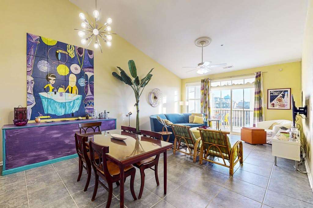 Fountain-view 4th-floor condo with 3 private beaches, pools, gym, balcony, washer & dryer