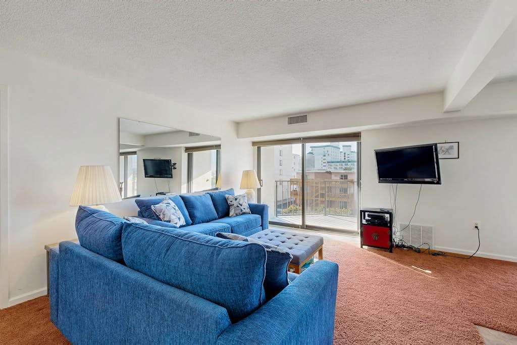 Third-floor condo in oceanfront building with balcony, pool & beach access