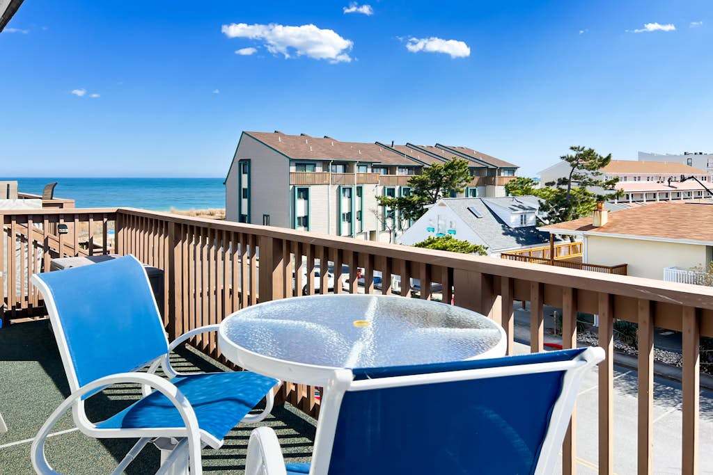 Top-floor condo with ocean view & balcony - steps to beach, near Northside Park