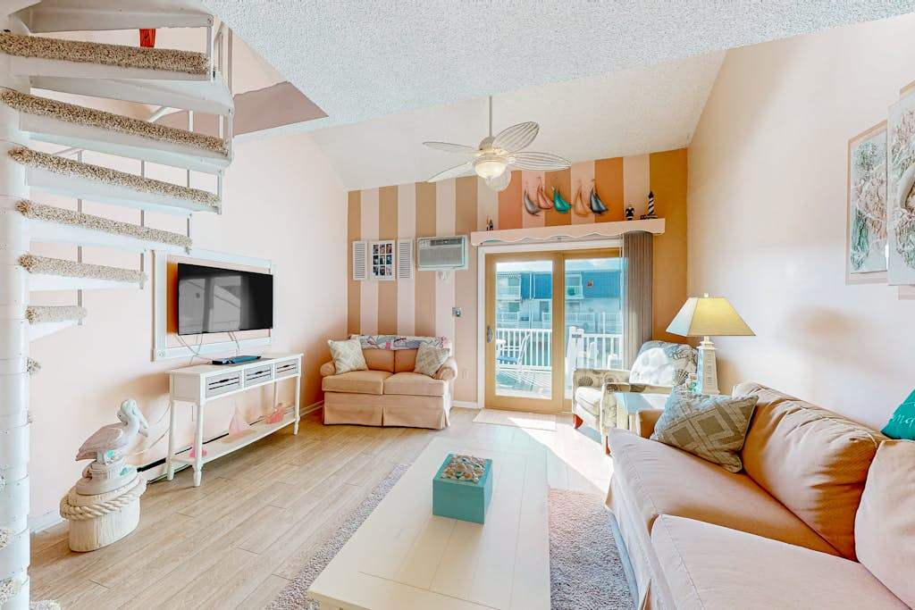 Waterfront townhome with pool - walk to the beach, boardwalk & Jolly Roger