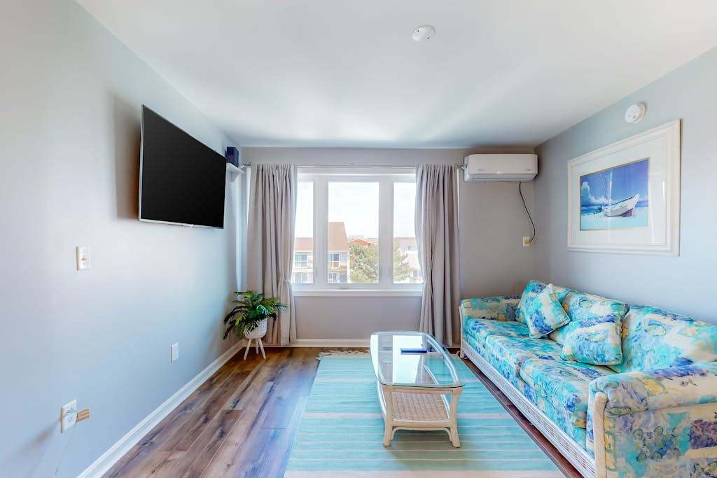 Third-floor canal view condo with fast WiFi, full kitchen - walk to attractions