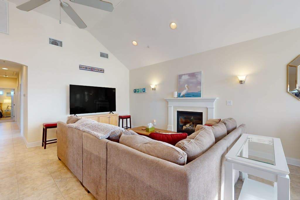 Restful getaway with pool, tennis, patio, fireplace, jetted tub, & central AC