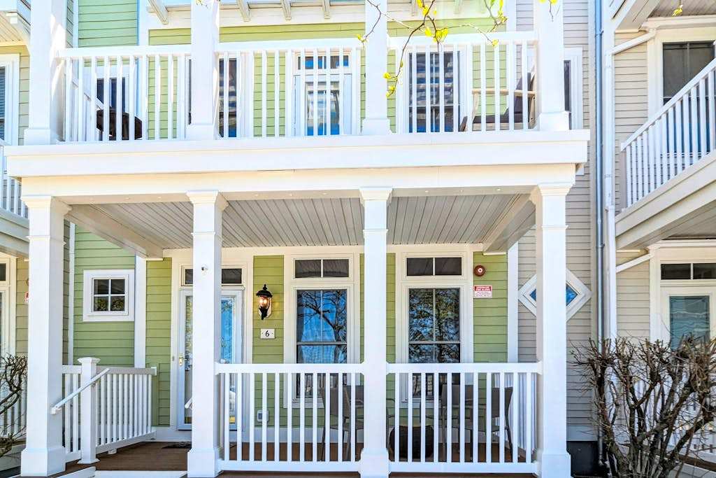 Bay view townhome with multiple decks, pool & gym - walk to the beach
