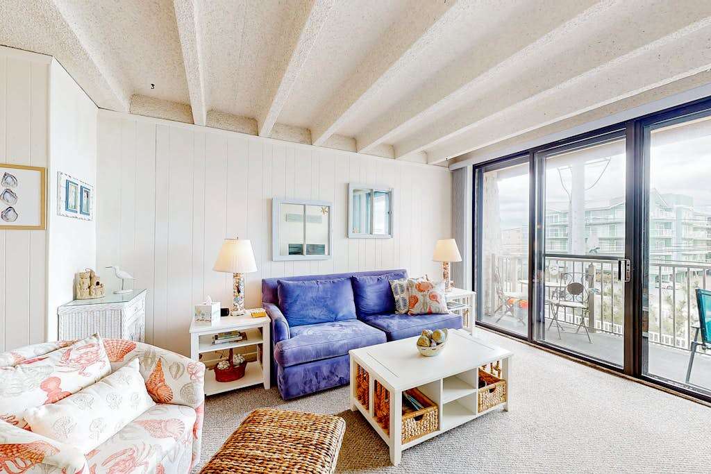 Amazing beach block condo with pool - centrally located to shops & restaurants