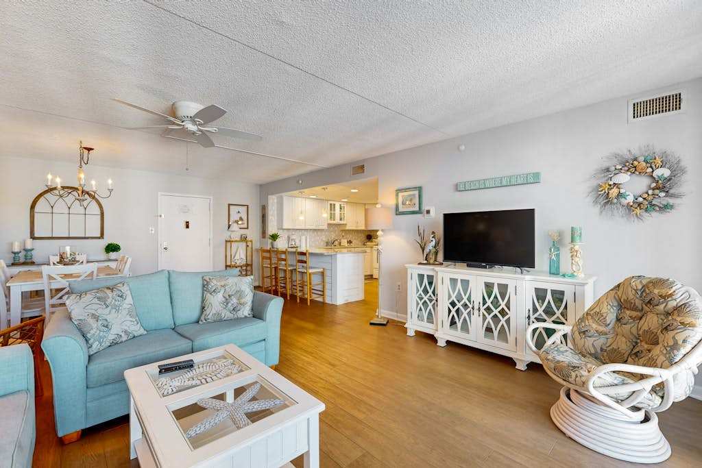 17th-floor ocean-view condo with game room, indoor & outdoor pools, tennis, saunas, AC