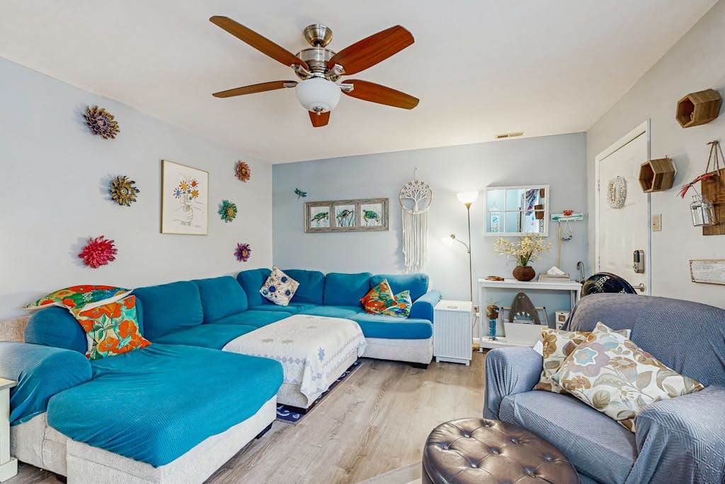 Charming dog friendly home - washer & dryereck, yard & short walk to beach and Restaurants
