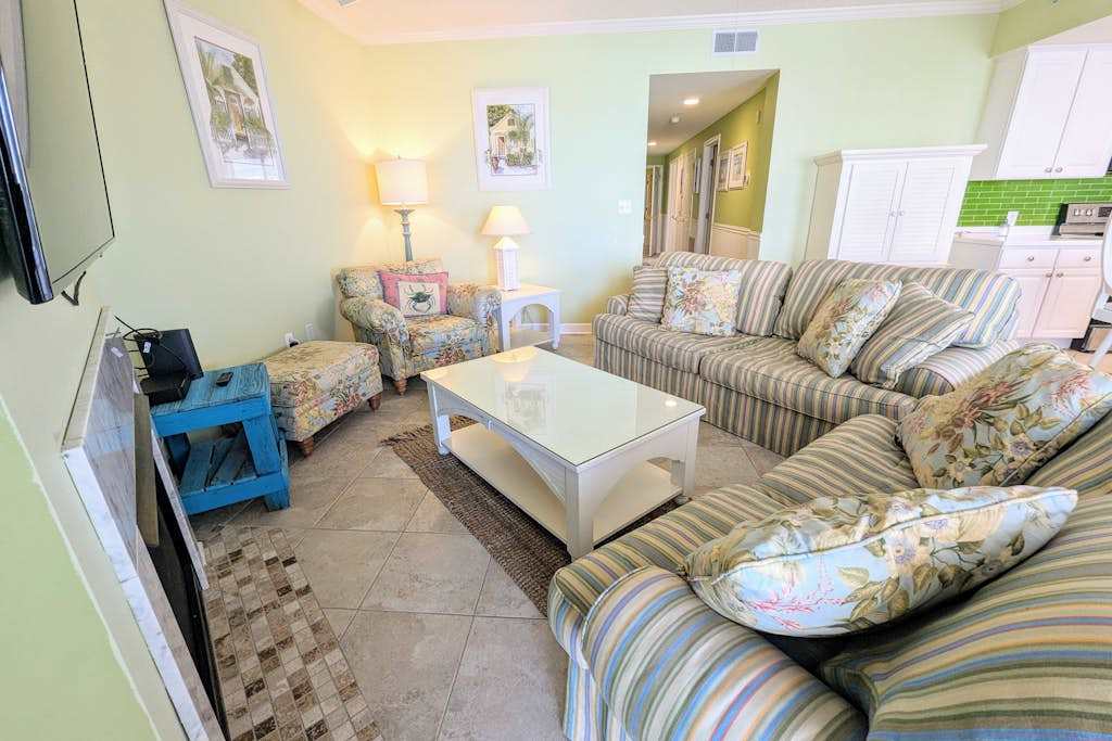 Spacious - Family-Friendly Beach Condo with Balcony, AC, Shared Rooftop Pool & Gym