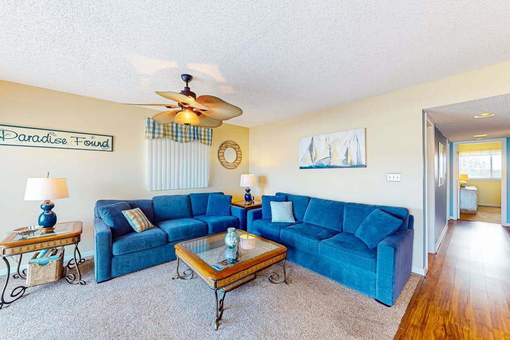 Stunning canal front Condo with Sunny Patio, Central AC, WiFi & Shared Pool