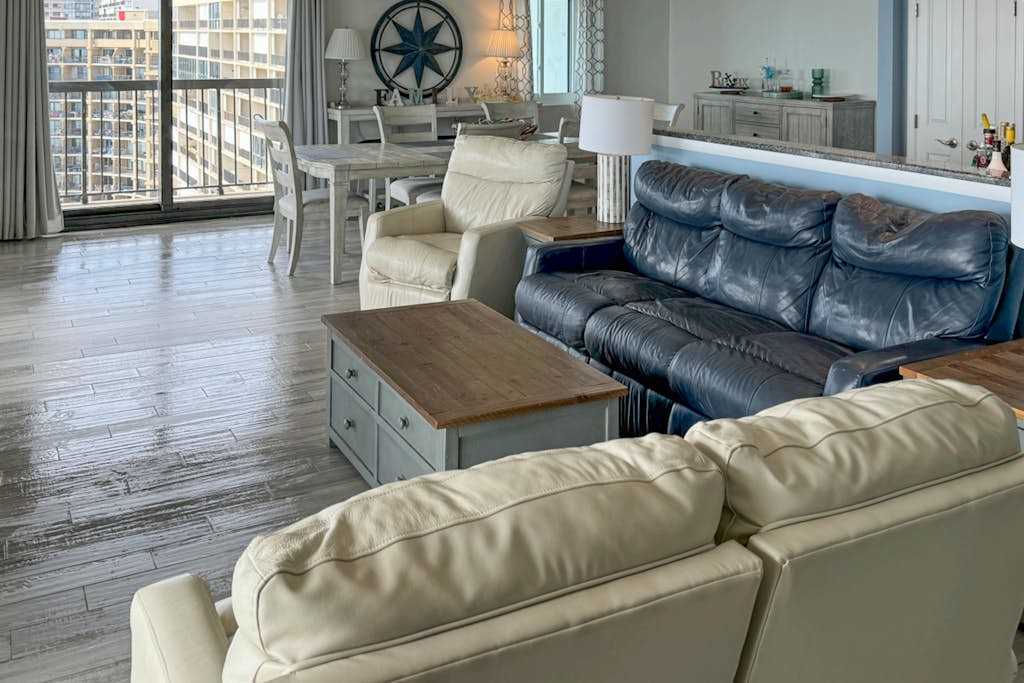 Spacious - penthouse beach condo with balcony, washer & dryer, pools, gym, sauna & AC