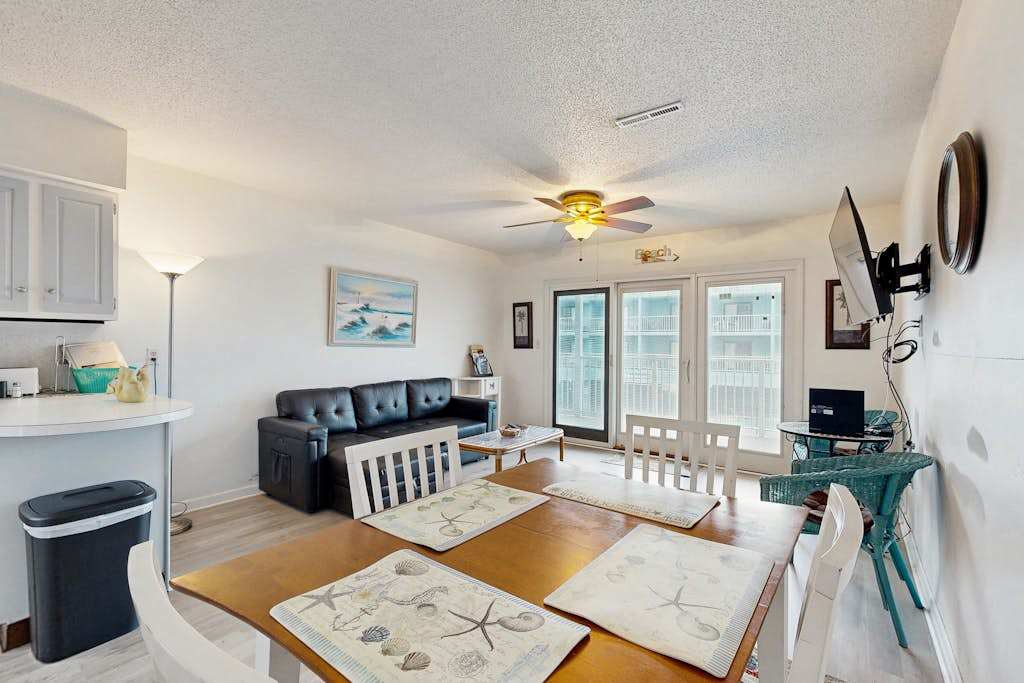 Ocean view condo on beach block with balcony, near restaurants and more