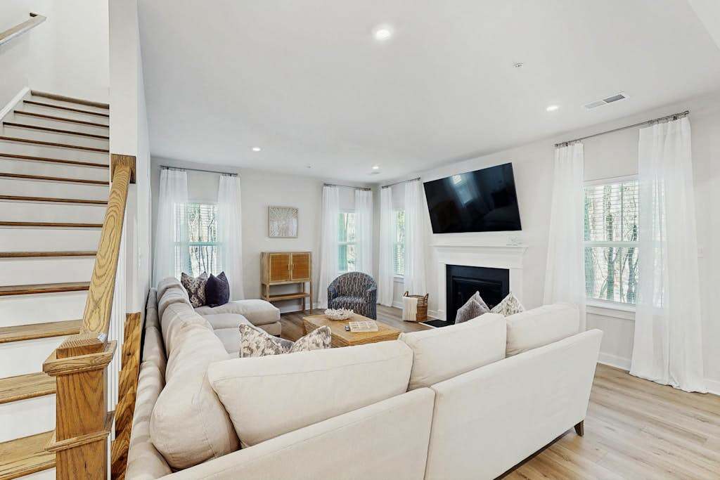 Pristine single family home with pool & clubhouse access, patio, central AC & WiFi