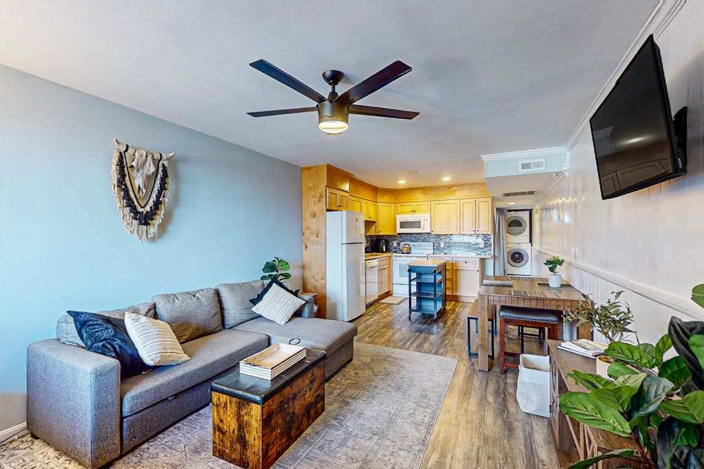 Serene condo with central AC, deck & washer & dryer - near golf & theme parks