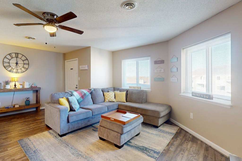Sunny - 3rd floor, spacious condo with kitchen, balcony & canal views