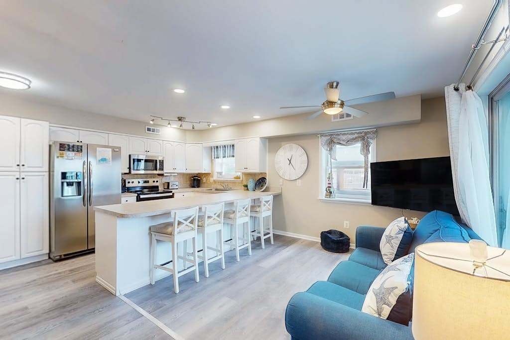 Sunny first-floor, beach block condo with fully stocked kitchen, AC & WiFi