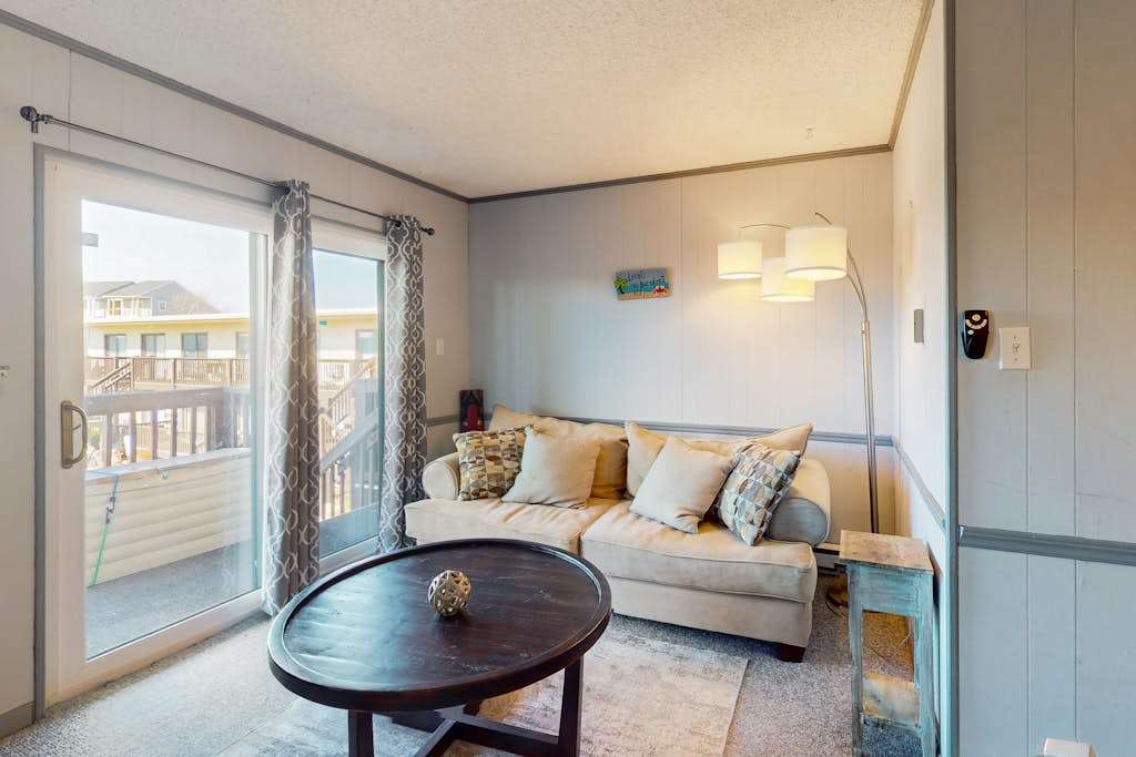 Family-Friendly Condo, near beach & boardwalk with shared pool & pool view